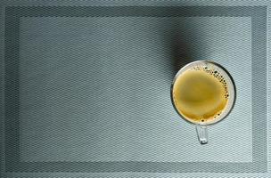 vista superior de café negro en un plato por la mañana.americano en vidrio transparente foto