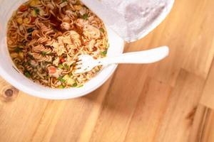 taza de fideos con un tenedor de plástico. foto