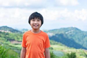 retrato de niño pequeño con paisajes de montaña. concepto de aventura foto