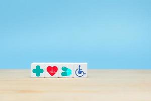 concepto de seguro, cubo de madera con icono médico sanitario. foto
