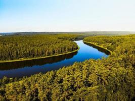 panorama del río neman desde la torre del mirador de birstonas en lituania. río famoso en los países bálticos foto