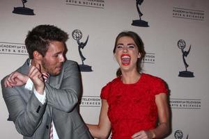 los angeles, 13 de junio - scott clifton, jacqueline macinnes wood llega a la recepción diurna de los nominados a los premios emmy presentada por atas en el montaje beverly hills el 13 de junio de 2013 en beverly hills, ca foto