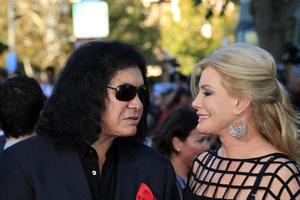 los angeles, 25 de junio - gene simmons, shannon tweed llega al estreno de savages en el teatro del pueblo el 25 de junio de 2012 en westwood, ca foto