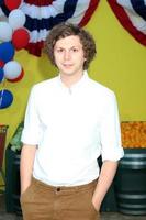 los angeles, 9 de agosto - michael cera en el estreno de la fiesta de la salchicha en el teatro del pueblo el 9 de agosto de 2016 en westwood, ca foto