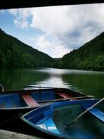 A small boats in a body of water photo