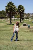 los angeles, 1 de agosto - savannah outen jugando en el parque, usando jeans wallflower en midtown la el 1 de agosto de 2011 en los angeles, ca foto