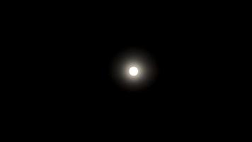 luz de la luna en el cielo negro foto