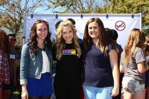 culver city, 28 de febrero - caso de shauna, lauren procko y un amigo en el evento de lanzamiento del globo documental de bully en la escuela secundaria de culver city el 28 de febrero de 2013 en culver city, ca foto