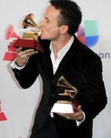 las vegas, 17 de noviembre - fonseca en la sala de prensa de la 17ª entrega anual de los premios grammy latinos en t-mobile arena el 17 de noviembre de 2016 en las vegas, nv foto