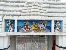 laxmi vishnu y brahma en el templo foto