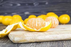 mandarina jugosa de naranja pelada foto