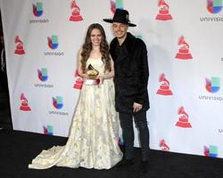 las vegas, 17 de noviembre - joy huerta, jesse huerta en la 17ª sala de prensa anual de los premios grammy latinos en t-mobile arena el 17 de noviembre de 2016 en las vegas, nv foto