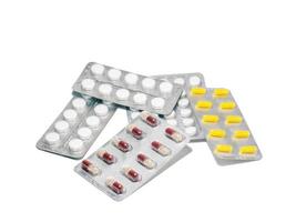 pastillas sobre un fondo blanco. varios medicamentos en ampollas. foto