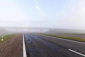 carretera plan puente niebla foto