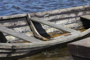 barco de pesca de madera foto