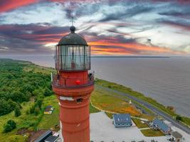 hermoso acantilado de piedra caliza en la península de pakri, estonia con los faros históricos. foto