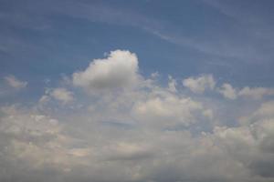 hermoso cielo azul con vista de fondo natural de nube blanca foto