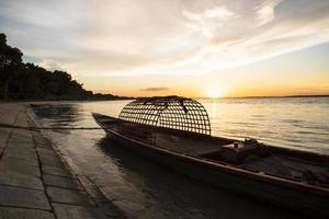 un barco de madera en el mar contra el cielo durante la puesta de sol foto