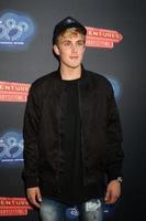 los angeles, 23 de junio - jake paul en las 100 aventuras de dcom en el cuidado de niños la proyección de estreno en el gremio de directores de américa el 23 de junio de 2016 en los angeles, ca foto