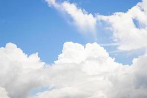 hermoso cielo azul con vista de fondo natural de nube blanca foto