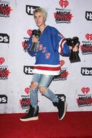 los angeles, 3 de abril - justin bieber en la sala de prensa de los iheart radio music awards 2016 en el foro el 3 de abril de 2016 en inglewood, ca foto