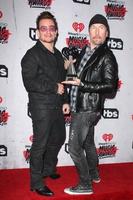 los angeles, 3 de abril - bono, the edge en la sala de prensa de los iheart radio music awards 2016 en el foro el 3 de abril de 2016 en inglewood, ca foto