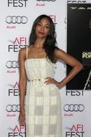 los angeles, 9 de noviembre - zoe saldana en el afi fest 2013 presentado por audi, estreno fuera del horno en el teatro chino tcl el 9 de noviembre de 2013 en los angeles, ca foto