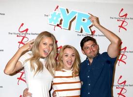 los angeles, 8 de septiembre - melissa ordway, hunter king, robert adamson en la celebración del espectáculo young and the restless 11,000 en cbs television city el 8 de septiembre de 2016 en los angeles, ca foto