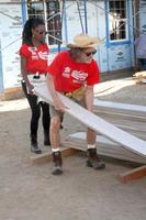 los angeles, 25 de octubre - shanola hampton, william h macy en el hábitat para la humanidad construido por la casa de mentiras y desvergonzados de showtime en magnolia blvd el 25 de octubre de 2014 en lynwood, ca foto