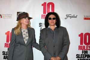 los angeles, 1 de abril - shannon tweed, gene simmons en el estreno de las 10 reglas para dormir en el teatro egipcio el 1 de abril de 2014 en los angeles, ca foto