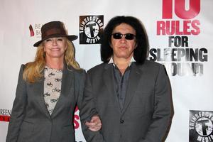 los angeles, 1 de abril - shannon tweed, gene simmons en el estreno de las 10 reglas para dormir en el teatro egipcio el 1 de abril de 2014 en los angeles, ca foto