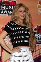 los angeles, 1 de mayo - shakira en la sala de prensa de los 1st iheartradio music awards en el shrine auditorium el 1 de mayo de 2014 en los angeles, ca foto