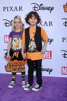 los angeles, 1 de octubre - mckenna grace, agosto maturo en el evento vip disney halloween en la tienda emergente de productos de consumo de disney el 1 de octubre de 2014 en glendale, ca foto