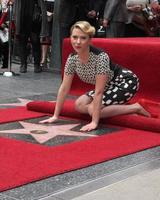 los angeles, 2 de mayo - scarlett johansson en la ceremonia del paseo de la fama de la estrella de scarlett johansson en hollywood boulevard el 2 de mayo de 2012 en los angeles, ca foto