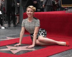 los angeles, 2 de mayo - scarlett johansson en la ceremonia del paseo de la fama de la estrella de scarlett johansson en hollywood boulevard el 2 de mayo de 2012 en los angeles, ca foto