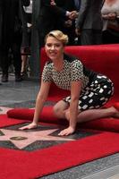 los angeles, 2 de mayo - scarlett johansson en la ceremonia del paseo de la fama de la estrella de scarlett johansson en hollywood boulevard el 2 de mayo de 2012 en los angeles, ca foto