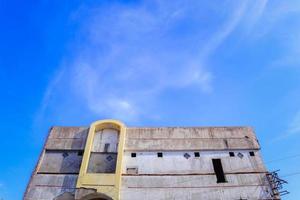 vista de ángulo bajo del edificio antiguo contra el cielo nublado foto