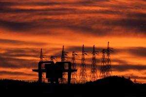 hermosa puesta de sol en las montañas, extraordinario cielo y centrales eléctricas foto