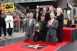 los angeles, 10 de diciembre - ron howard, funcionarios de la cámara, brian grazer, michael keaton en la estrella de ron howard en el paseo de la fama de hollywood en el hollywood blvd el 10 de diciembre de 2015 en los angeles, ca foto