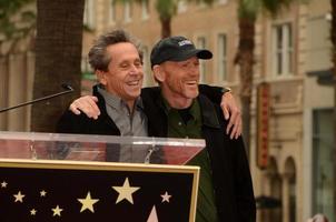 los angeles, 10 de diciembre - brian grazer, ron howard en la estrella de ron howard en el paseo de la fama de hollywood en el hollywood blvd el 10 de diciembre de 2015 en los angeles, ca foto