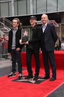 los angeles, 10 de diciembre - brian grazer, ron howard, michael keaton en la estrella de ron howard en el paseo de la fama de hollywood en el hollywood blvd el 10 de diciembre de 2015 en los angeles, ca foto