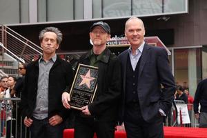 los angeles, 10 de diciembre - brian grazer, ron howard, michael keaton en la estrella de ron howard en el paseo de la fama de hollywood en el hollywood blvd el 10 de diciembre de 2015 en los angeles, ca foto