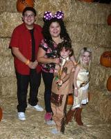 los angeles, 4 de octubre - rico rodriguez, raini rodriguez, august maturo, mckenna grace at the rise of the jack o lanterns at descanso gardens el 4 de octubre de 2014 en la canada flintridge, ca foto