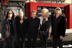 Los Ángeles, 8 de junio: Def Leppard llega al estreno mundial de Rock of Ages en el Teatro Chino de Grauman el 8 de junio de 2012 en Los Ángeles, CA. foto