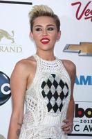 los angeles, 19 de mayo - miley cyrus llega a los billboard music awards 2013 en el mgm grand garden arena el 19 de mayo de 2013 en las vegas, nv foto