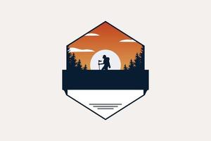 logo de aventura con árboles y elementos de senderismo adecuados para escaladores y aventuras vector
