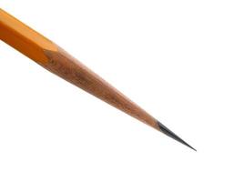 un lápiz muy afilado sobre un fondo blanco. foto