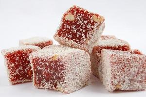 Delicia Turca. dulces tradicionales, rahat lukum. Aislado en un fondo blanco. foto
