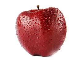 manzana roja madura con gotas de agua aisladas en un fondo blanco. foto
