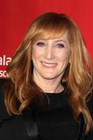 los angeles, 8 de febrero - patti scialfa llega a la gala de la persona del año de musicares 2013 en honor a bruce springsteen en el centro de convenciones de los angeles el 8 de febrero de 2013 en los angeles, ca foto